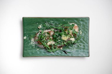 Beyaz arka planda bruschetta ya da somonlu tost ekmeği ya da roka.