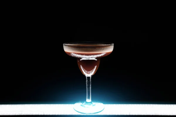 Bebida de cóctel de martini espresso de lujo en elegante vaso sobre fondo negro — Foto de Stock