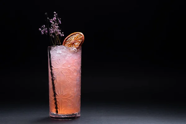 Bebida de limonada de luxo ou coquetel rosa com gelo em vidro sobre fundo preto — Fotografia de Stock