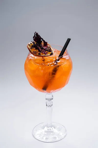 Close up de laranja aperol spritz lychee cocktail em vidro sobre fundo branco — Fotografia de Stock