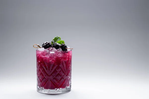 Detailní záběr alkoholového borůvkového speciálního koktejlu s ostružinami ve vinném skle — Stock fotografie