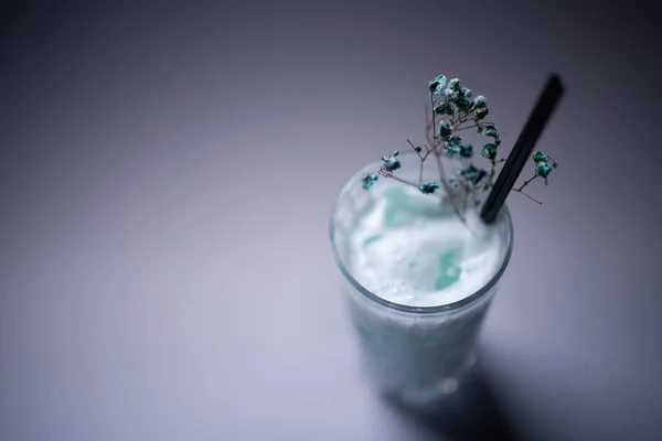 Bebida de leche o cóctel hawaii azul decorado en vidrio sobre fondo gris —  Fotos de Stock