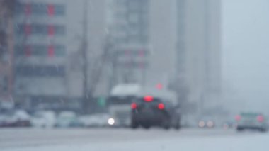 Şehir merkezinde şiddetli kar yağışı ve kar fırtınası ve buzlu yolda trafik