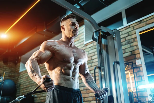 Musculoso culturista masculino tienen entrenamiento en gimnasio o entrenamiento con equipo deportivo —  Fotos de Stock