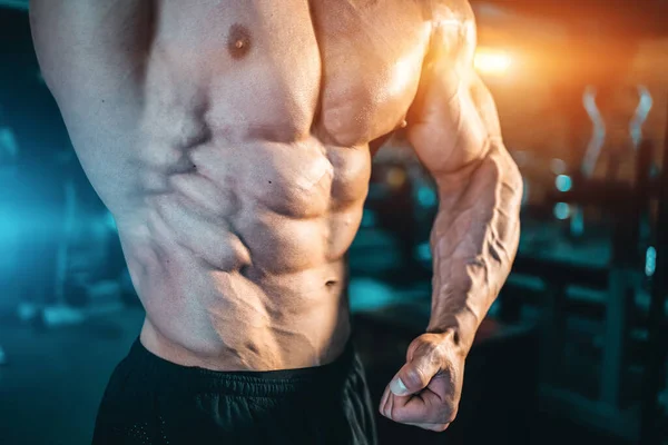Close-up van gespierde bodybuilder man met perfecte lichaam hebben training in de sportschool — Stockfoto