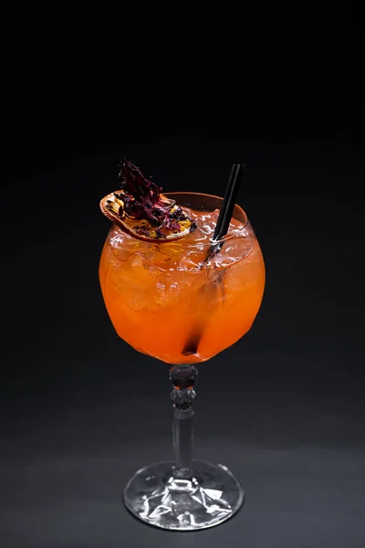 Close up του πορτοκαλί aperol spritz lychee κοκτέιλ σε γυαλί σε μαύρο φόντο — Φωτογραφία Αρχείου