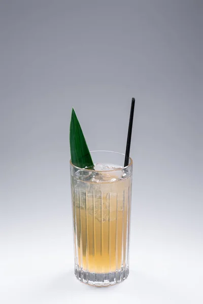 Osvěžující limonádový nápoj nebo koktejl s kostkou ledu ve skle na šedém pozadí — Stock fotografie