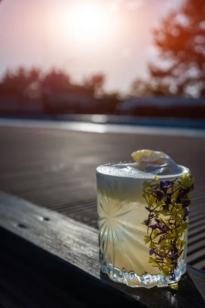 Verfrissende margarita ananas cocktail drankje in glas gegarneerd bloem outdoor — Stockfoto