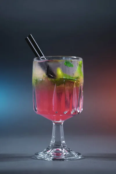 Освежающий розовый лимонад с мятой или розовым коктейлем в стакане на сером фоне — стоковое фото