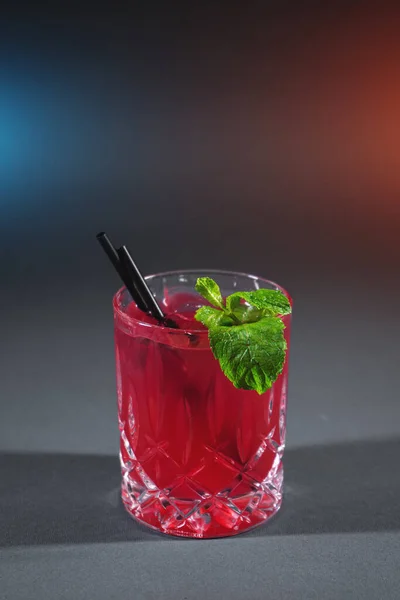 Gros plan de boisson cocktail à la fraise rouge avec menthe en verre sur fond gris — Photo