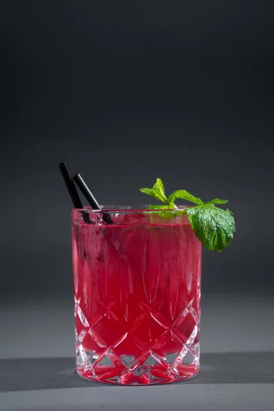 Close up de bebida de coquetel de morango vermelho com hortelã em vidro no fundo cinza — Fotografia de Stock