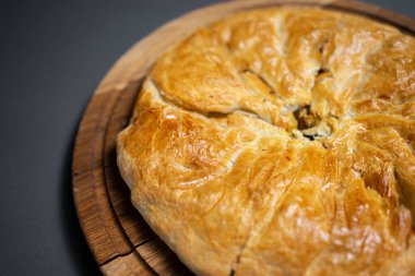 Mantarlı Gürcü Khachapuri ve tahta üzerinde patates veya peynirli turta.