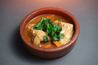 Doldurulmuş dolma dolma biber, pirinç ve kasede domates sosu ile pişirilmiş et.