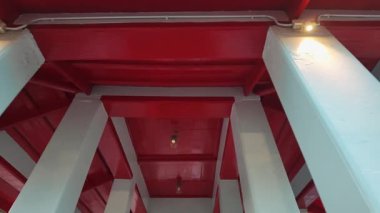 Kırmızı süslemeli tavan ve pagoda tapınağının sütunları, geleneksel Asya ruhani tapınağının karmaşık tasarımı 4k. Yüksek kaliteli görüntüler