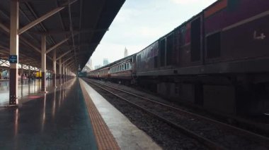 Tren Hua Lamphong İstasyonu platformu boyunca ilerliyor. Tayland demiryolu merkezi. Bangkok 'ta etkin bir ulaşım aracı var. Yüksek kalite 4k görüntü