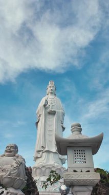 Linh Ung tapınağındaki dindar Buda Anıtı ve Budizm Tapınağı, Asya dini ve ruhaniyeti, Son Tra Yarımadası, Da Nang, Vietnam 4k. Yüksek kaliteli görüntüler