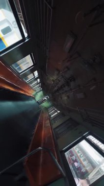 Perspektif manzaralı klasik tren vagonu, klasik dizaynlı retro vagon ve rahat yaşlanmış ambiyans, 4k spin ve dönen video. Yüksek kalite 4k dikey görüntü 