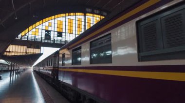 Klasik eski trenler ve arabalarla Bangkok 'taki klasik Hua Lamphong tren istasyonu, tarihi eski moda Tayland demiryolu taşıma merkezi, geçmişe yolculuk ortamı. Yüksek kalite 4k görüntü
