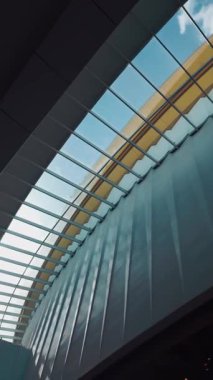 Şık mimari tasarımı ve parlak şeffaflığı olan modern cam çatı, yenilikçi kentsel zarafet ve doğal ışık akışına sahip çağdaş şeffaf tavan. Yüksek kalite 4k video, dikey görüntü