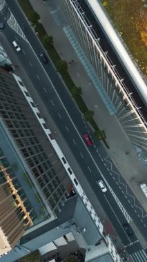 Arabalı şehir yolu, modern bina ve modern büyükşehir meydanı, cam ve çelikten duvarlar, havadan görüş 4K, dikey video. Yüksek kalite 4k görüntü