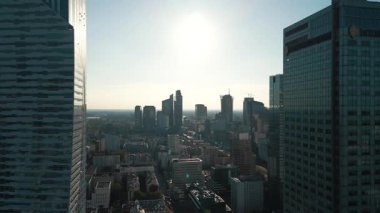 Gökdelen kuleleri, modern yüksek ofis binaları, ufuk çizgisi ve finansal bölge, Varşova, Polonya 'nın çağdaş mimarisi ile büyük başkentin merkezi. Yüksek kaliteli görüntüler