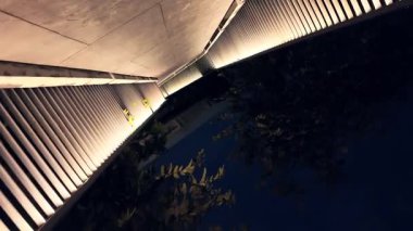 Geceleri Benchakitti parkında aydınlık modern yollar, şık köprü girişleri ya da sakin manzaranın üzerinde parlayan yürüyüş yolları. Yüksek kalite 4k video