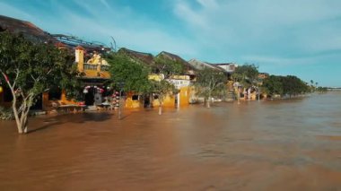 sel basmış şehir ya da kasaba, taşmış su ve çamura batmış binalar, şiddetli tropikal yağmur ve tayfundan sonra su altındaki köy, sokaktaki pisliklerin sonuçları. Yüksek kalite 4k görüntü