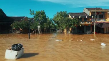 sel basmış şehir ya da kasaba, taşmış su ve çamura batmış binalar, şiddetli tropikal yağmur ve tayfundan sonra su altındaki köy, sokaktaki pisliklerin sonuçları. Yüksek kalite 4k görüntü