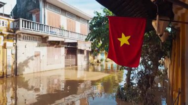 sel basmış şehir ya da kasaba, taşmış su ve çamura batmış binalar, şiddetli tropikal yağmur ve tayfun sonrası su altındaki köy, 4k caddesindeki kirin sonuçları. Yüksek kalite 4k görüntü