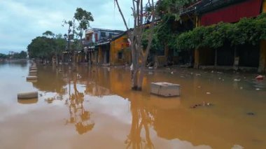 sel basmış şehir ya da kasaba, taşmış su ve çamura batmış binalar, şiddetli tropikal yağmur ve tayfundan sonra su altındaki köy, sokaktaki pisliklerin sonuçları. Yüksek kalite 4k görüntü