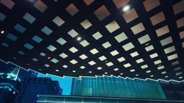 modern fütüristik tavan ofis binasının lobisinde, yukarı doğru görüş, çağdaş şebeke mimarisi, düşük açı perspektifi. Yüksek kalite 4k görüntü