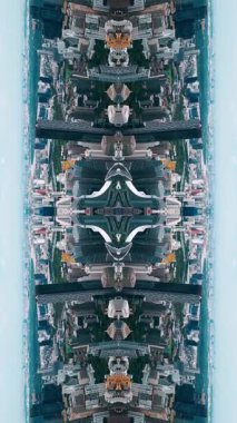 Soyut teknoloji arka planı, modern gökdelen binalarının ve kentsel şehrin aynalı fraktal etkisi, fütüristik yansıma tasarımı, yaratıcı Vj döngüsü 4k. Yüksek kaliteli görüntüler, dikey video