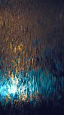 Modern duvardan akan suyun yavaş akışı, parlak koyu mermer yüzeyde akan akarsular, soyut arkaplan minimalist tasarımı. Yüksek kalite 4k görüntü, dikey video