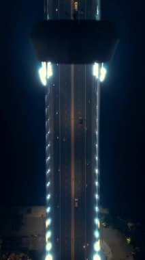 Saigon nehri üzerinde renkli ışık, simetrik tasarım, Ho Chi Minh şehri, Vietnam, insansız hava aracı görüntüsü, dikey video, 4k görüntü ile kablo destekli Thu Thiem köprüsü üzerinde uçmak