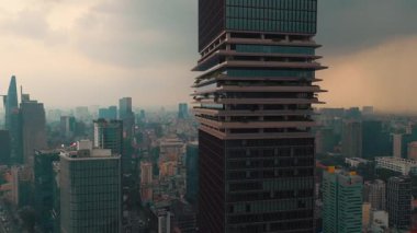 Günbatımı, modern Ho Chi Minh şehrinin ufuk çizgisi ve Saigon nehri üzerinde, yüksek gökdelen kuleleri, Vietnam hava aracı manzaralı finans merkezi bölgesinde. Yüksek kalite 4k görüntü