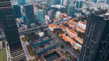 Finansal şehir merkezi ve Asya Ho Chi Minh şehrinin modern cam gökdelenleri, çağdaş ofis binaları ve hareketli sokaklar, Vietnam hava aracı manzarası. Yüksek kalite 4k görüntü