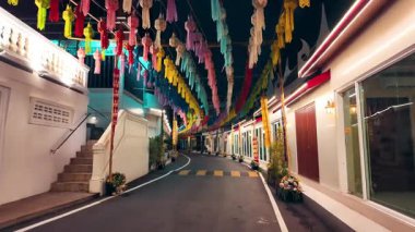 Geceleri Bangkok caddesinde asılı renkli fenerler, Tayland sokak akşamını aydınlatan şenlikli kağıt fener dekorasyonu. Yüksek kalite 4k görüntü