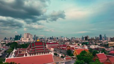 Bangkok 'un manzarası Wat Saket tapınağının çatısından, Tayland tapınağının çatıları ve kentsel ufku olan şehir manzarası. Yüksek kalite 4k görüntü