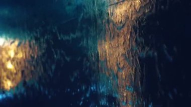 Modern duvardan akan suyun yavaş akışı, parlak koyu mermer yüzeyde akan akarsular, soyut arkaplan minimalist tasarımı. Yüksek kalite 4k görüntü