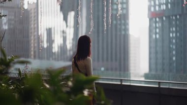 Balkonda yalnız bir kadın var. Şiddetli yağmurun yağışını seyrediyor. Huzurlu ve rahat bir insan tipi izliyor. Yüksek kaliteli görüntüler