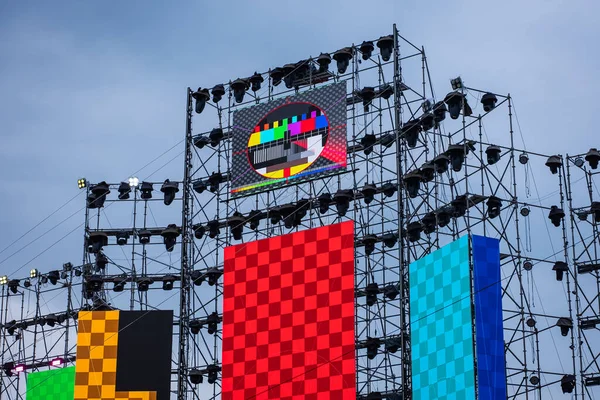 Olay sahnesi kurulumu, panel kurulumu ve konser sahnesi inşaatı için test için ekran kurulumu ve kalibrasyonuna öncülük etti. Yüksek kalite fotoğraf