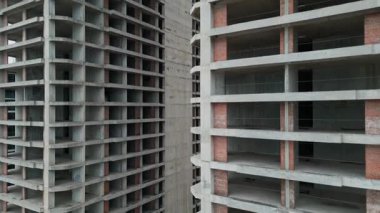 Tamamlanmamış Yüksek Binalar İnşaatın Ham Yapısını Gösteriyor, Tamamlanmamış Gökdelen Devam eden Şehir Geliştirme Sürecini Açıklıyor. Yüksek kaliteli görüntüler