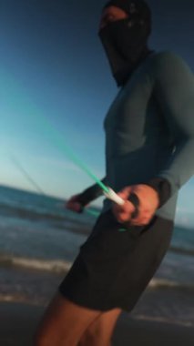 Gün batımı egzersizi sırasında deniz kıyısında ip atlayan vücut geliştiriciyi, güneş batarken okyanus kıyısında atlama halatıyla antrenman yapan sporcuları kardiyo egzersizi için dikey video 4k çekimleri. Yüksek kalite 4k görüntü