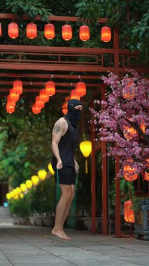 Maskeli atlamacı ip atlama egzersizi, spor yoğunluğu ve gizemli enerjisi, maskeli adam ip atlama hareketleri, formda kalma gücü ve gizli kararlılığı var. Yüksek kalite 4k görüntü, dikey video