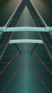 Soyut arkaplan, aynalı fraktal, kablo köprüsünün gerçeküstü yansıması, kentsel mimari tasarım simetrisi, geometrik warp tüneli, fütürist zemin, dikey video. Yüksek kaliteli görüntüler