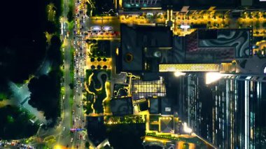 Modern gökdelenleri ve aydınlık sokaklarıyla Bangkok şehrinin insansız hava aracı görüntüsü, şehir merkezinin finans manzarası, Tayland 'ın gelecekteki başkenti, tam yukarıda. Yüksek kalite 4k görüntü