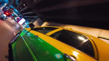 Gökdelenlerin altındaki Bangkok akşam trafiği, şehir yollarının yoğun olduğu saatler, Tayland gece caddelerinin atmosferindeki kuleler, dönen videolar. Yüksek kalite 4k görüntü