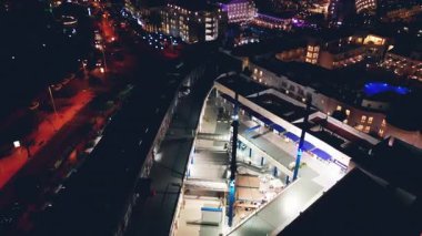 Şehir merkezinde aydınlık gece şehri, finans bölgesinin aydınlık sokakları, Tenerife, Kanarya Adası, hava aracı manzarası, 4k