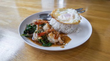 Pad Krapow karidesli pilav ve sahanda yumurta Thai sokak yemeği, baharatlı fesleğenli kra pao karidesi, kızarmış ve beyaz pirinç ve yumurtalı. Yüksek kalite fotoğraf