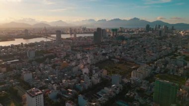 Vietnam kıyı şehri Da Nang 'da güneşli bir gün batımı modern gökdelen otelleri ve tatil beldeleri olan Khe kumsalım ve turistim Danang, Vietnam' ın mavi denizi, hava aracı görüntüsü, 4k görüntüsü.